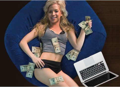 A girl gets money online